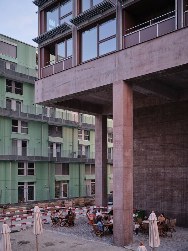 Holz-Hybrid-Hochhaus H1, Zwhatt Areal – Sockel mit Lehmfassade – Niklas Eschenmoser